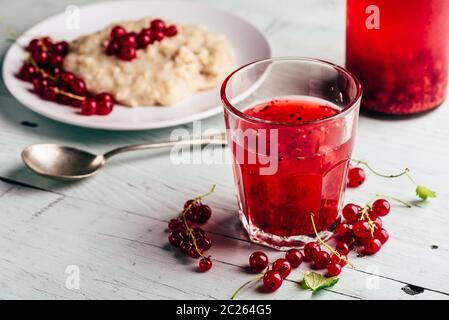 Simple et petit-déjeuner sain avec de porridge et de l'eau infusée aux fruits rouges Banque D'Images