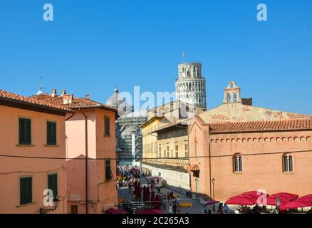 Les touristes apprécient la visite de l'après-midi sur la via Santa Maria, la rue touristique animée menant à la tour de Pise dans la région de Toscane de l'Italie Banque D'Images