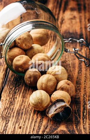 Ensemble de limes séchées et broyées sur table en bois. Limes épars Banque D'Images