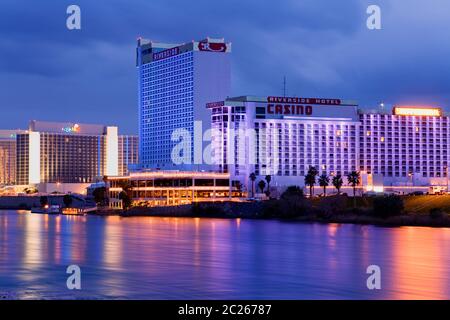 Casinos Riverside & Aquarius sur le fleuve Colorado, Laughlin City, Nevada, États-Unis Banque D'Images