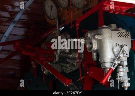 Distributeur de gros plan de locomotive à vapeur. Valves directionnelles permettre à la vapeur de circuler à travers le système d'entraînement du moteur de locomotive à vapeur. Transport ferroviaire Banque D'Images