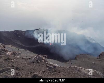 Cratère enfumé paysages à Stromboli près de la Sicile Banque D'Images