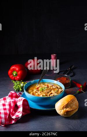 flaczki - soupe de tripe fraîche et épicée aux herbes Banque D'Images