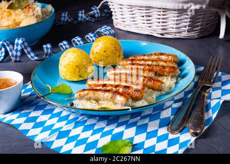 bratwuringeoise avec sauerkraut et boulettes Banque D'Images