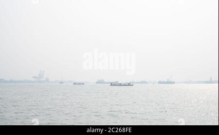 La pollution de l'air à l'embarcadère. Mauvaise qualité de l'air rempli de la poussière causes de maladies respiratoires. Le réchauffement du problème de la pollution atmosphérique. La p Banque D'Images