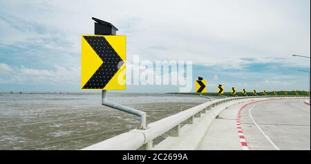 Le clignotant de droite a été installé avec l'énergie solaire propre sur le chemin de béton à travers la forêt de mangrove a un beau ciel comme arrière-plan, paysage Banque D'Images