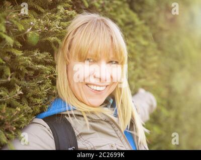 Femme est randonnée et trekking dehors sur une colline. Tourisme, vacances et activité physique concept. Banque D'Images