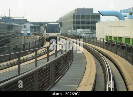 Train entre les terminaux de l'aéroport de Francfort Banque D'Images