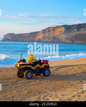 Maître nageur sur la plage de buggy Portugal Banque D'Images