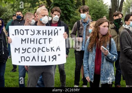KIEV, UKRAINE - juin 05 2020: L'inscription sur l'affiche de l'activiste Vitaliy Shabunin ''puissant ministre'. Police des ordures' Banque D'Images