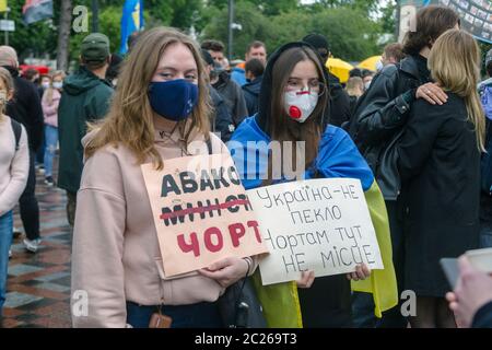 KIEV, UKRAINE - juin 05 2020: L'inscription sur l'affiche des militants 'Avakov diable' et 'Ukraine n'est pas un enfer' Banque D'Images
