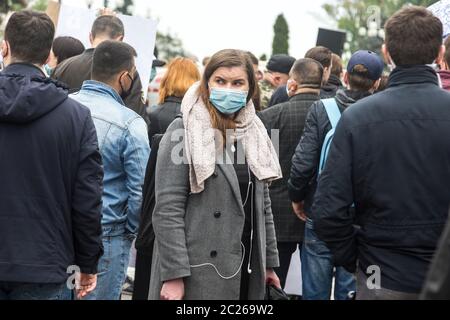 KIEV, UKRAINE - juin 05 2020 : une militante porte un masque lors d'une manifestation pendant la période Сovid-19 Banque D'Images