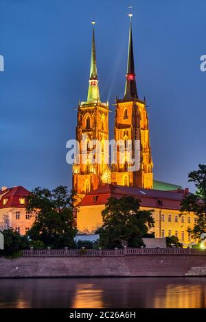 La Cathédrale de Saint Jean Baptiste à Wroclaw, en Pologne, dans la nuit Banque D'Images