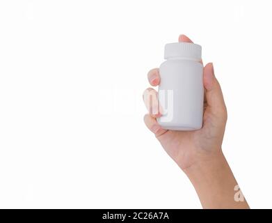 Woman's hand holding prescription pills bouteille avec étiquette vierge isolé sur fond blanc avec copie espace pour le texte. Banque D'Images
