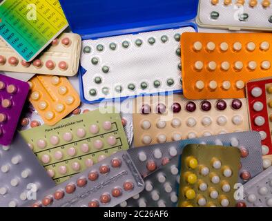 Vue de dessus pile de pilules contraceptives dans blister. Pilules contraceptives. Planification familiale. Femme hormones comprimés. Hormonothérapie substitutive. Banque D'Images