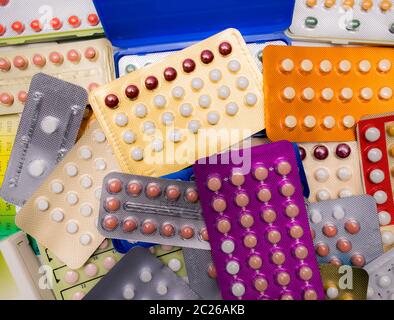 Vue de dessus pile de pilules contraceptives dans blister. Pilules contraceptives. Planification familiale. Femme hormones comprimés. Hormonothérapie substitutive.