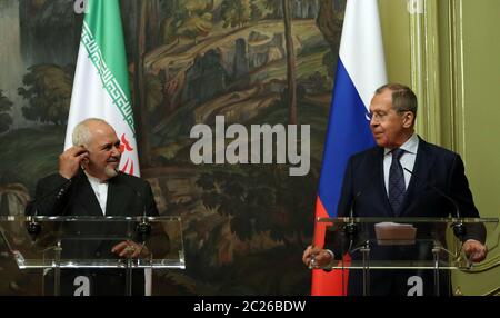 (200616) -- MOSCOU, le 16 juin 2020 (Xinhua) -- la photo remise par le Ministère russe des Affaires étrangères le 16 juin 2020 montre le Ministre russe des Affaires étrangères Sergei Lavrov (R) et le Ministre iranien des Affaires étrangères Mohammad Javad Zarif à une conférence de presse à la suite de leur réunion à Moscou, en Russie, le 16 juin 2020. Les États-Unis tentent de forcer les participants à l'accord nucléaire iranien à renoncer à leurs obligations et à punir Téhéran par des initiatives illégitimes, y compris l'embargo sur les armes, n'ont aucune perspective du point de vue du droit international, a déclaré le ministre russe des Affaires étrangères Sergei Lavrov mardi. (Spoutnik via Banque D'Images