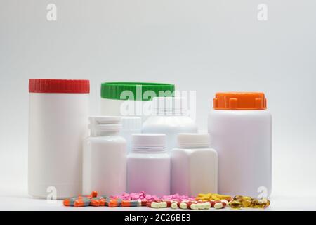 Coloré de comprimés et de capsule de pilule et de bouteille de médicament en plastique sur fond blanc avec étiquette vierge. Industrie pharmaceutique. Produit pharmaceutique. PH Banque D'Images
