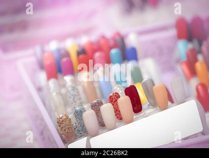 Faux ongles colorés in nail salon boutique. Ensemble de faux ongles pour client de choisir la couleur pour manucure ou pédicure in nail salon et spa shop. Nai Banque D'Images