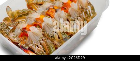 Les œufs de crabe mariné dans de la sauce de poisson pack en boîte en plastique pour la livraison. Entreprise de livraison de fruits de mer. Menu exotique en Thaïlande. Les œufs de crabe marinés du Banque D'Images