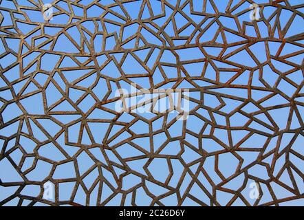 Close-up of Abstract Metal Fence Against a Blue Sky Banque D'Images