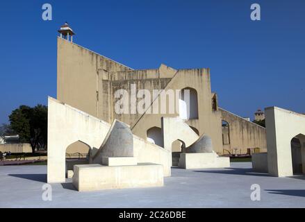 Instruments astronomiques architecturaux à l'observatoire Jantar Mantar (achevé en 1734), Jaipur, Ind Banque D'Images