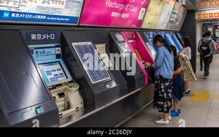 Les personnes qui achètent un passe de transport en commun sont au distributeur automatique de billets, Tokyo, Japon Banque D'Images