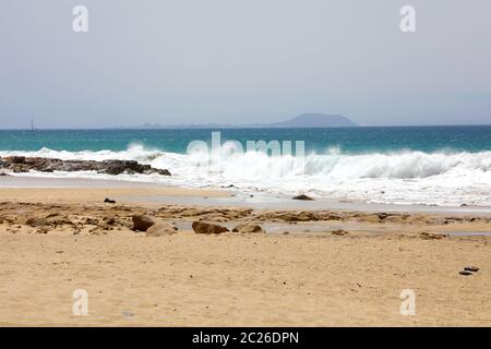 L'état de la mer à Playa las Cucharas à Fuerteventura Island sur l'arrière-plan, Costa Teguise, Lanzarote Banque D'Images