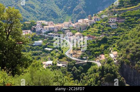 Vue sur rue sinueuse sur les collines de Ravello, Côte Amalfitaine, Italie Banque D'Images