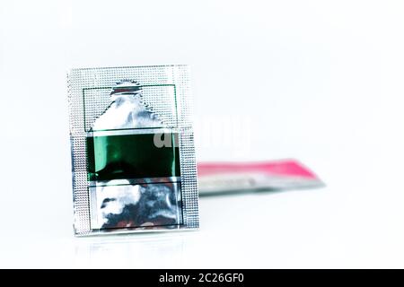 Stéroïde doux pâte orale en sachet aluminium aluminium sur fond flou de sachets. Pour les anti-inflammatoires de la muqueuse orale orale, de secours la tendresse, pa Banque D'Images