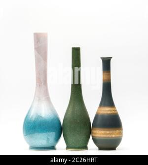 Vases en poterie moderne avec beaux modèles isolé sur fond blanc Banque D'Images
