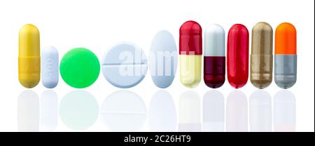Différentes dimensions et de la forme de comprimé isolé sur fond blanc avec une belle régularité. Jaune, vert, blanc, rouge, orange, or, gris et de comprimés et de ca Banque D'Images