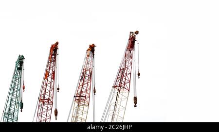 Ensemble de grande grue pour soulever de lourdes isolé sur fond blanc. L'industrie de la construction. Grue pour soulever ou conteneurs at construction site. Banque D'Images