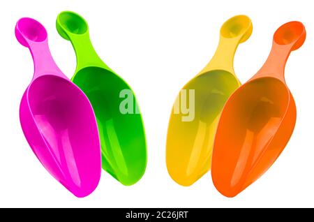 Ensemble de cuillères à mesurer en plastique colorées isolé sur fond blanc avec l'ombre. Vert, rose, jaune, orange et cuillère en plastique. Banque D'Images