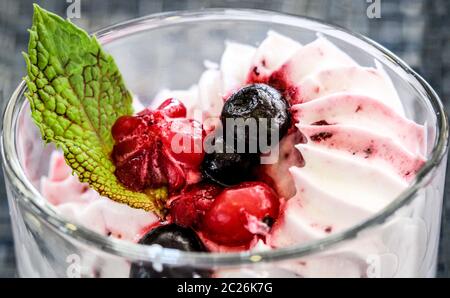 Lait crémeux dessert tendre dans un verre. Banque D'Images