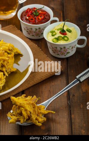 Bhajis oignon, de la bière tchèque et deux sauces - sex et crémeux Banque D'Images