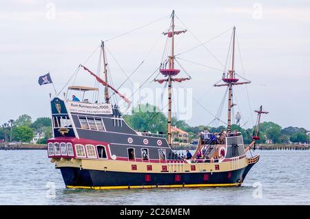 Le bateau pirate Black Raven emmène les touristes sur une croisière de coureurs de rhum dans la rivière Matanzas, le 10 avril 2015, à St. Augustine, Floride. Banque D'Images