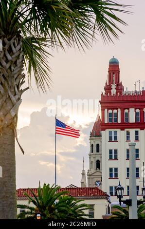 Un drapeau américain vole à l'extérieur de Flagler College, le 10 avril 2015, à St. Augustine, en Floride. Le collège privé d'arts libéraux a été fondé en 1968. Banque D'Images