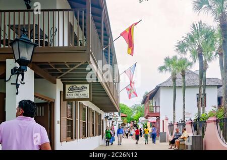 Les touristes explorent les boutiques de la rue St. George, le 11 avril 2015, à St. Augustine, Floride. La rue piétonne abrite des boutiques et des boutiques. Banque D'Images