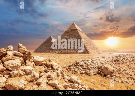 Coucher du soleil du désert, belle vue sur les pyramides de Gizeh. Banque D'Images