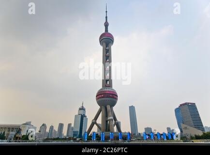 Shanghai : Tour Perle orientale, dans le quartier de Pudong. Chine Banque D'Images