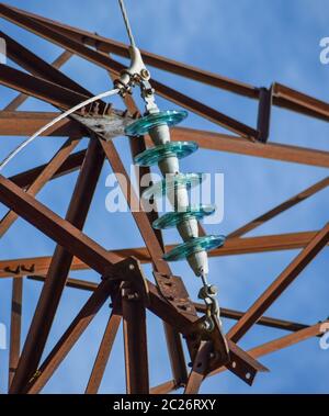 - Verre isolateurs haute tension sur les poteaux de lignes électriques à haute tension. L'industrie électrique. Banque D'Images