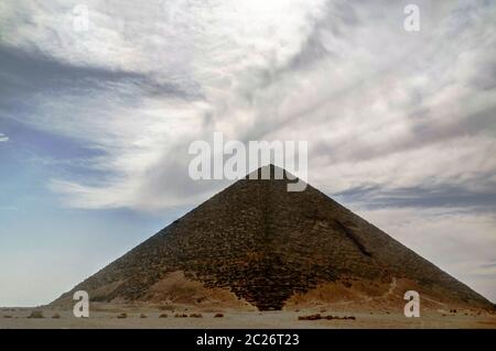 Vue panoramique sur la Pyramide satellite rouge de la Pyramide Bent de Sneferu Pharao , Dahshur, le Caire, Egypte Banque D'Images
