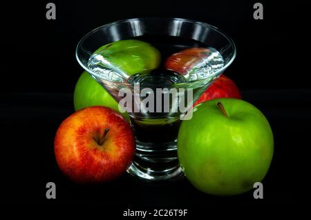 verre photo de pommes rouges et vertes sur fond noir Banque D'Images