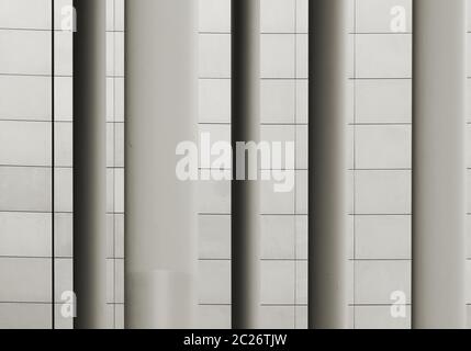 Piliers en face d'une façade sur le terrain de l'université de Leipzig Banque D'Images