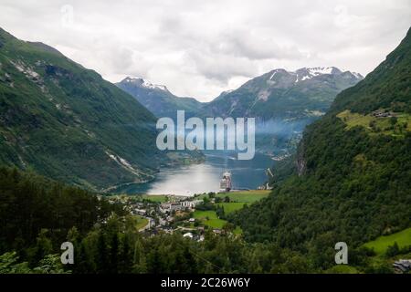 Vue panoramique aérienne sur le fjord Geiranger et Trollstigen, Norvège Banque D'Images