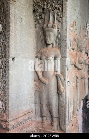 Angkor wat, bas-relief de l'aile est à la galerie sud, Apsaras comme danseurs célestes, Siem Reap, Cambodge, Asie du Sud-est, Asie Banque D'Images