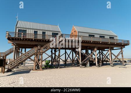 Maison sur pilotis caractéristique sur la plage de Sankt Peter-Ording en Allemagne Banque D'Images