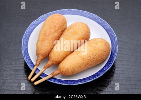 Les chiens de maïs sur une assiette. Cette nourriture est appelé American Dog dans tout le Japon. Banque D'Images