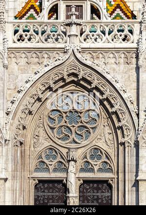 Budapest, l'église Matthias, détail d'une entrée Banque D'Images